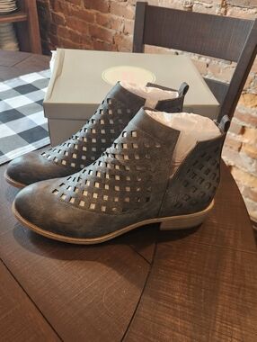 New! JG Karma Cut-Out Distressed Gray Booties Women's Size 11.